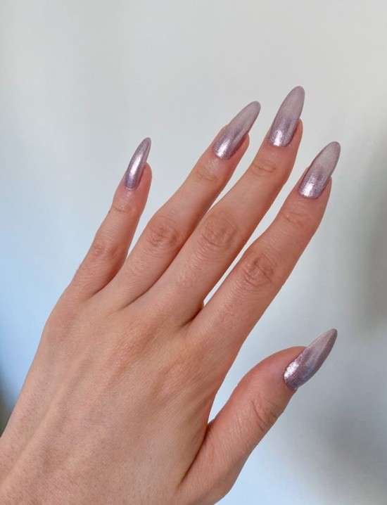 Unhas brilhantes.