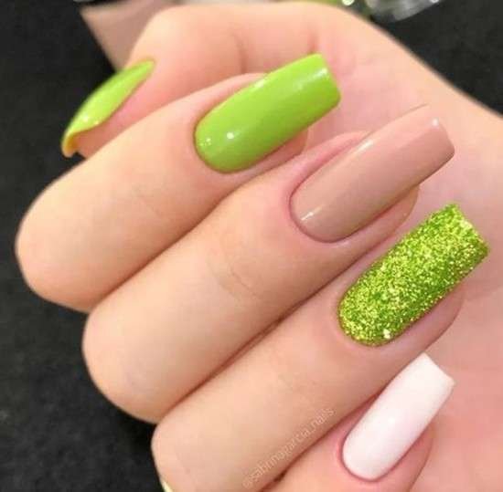 Unhas com glitter.