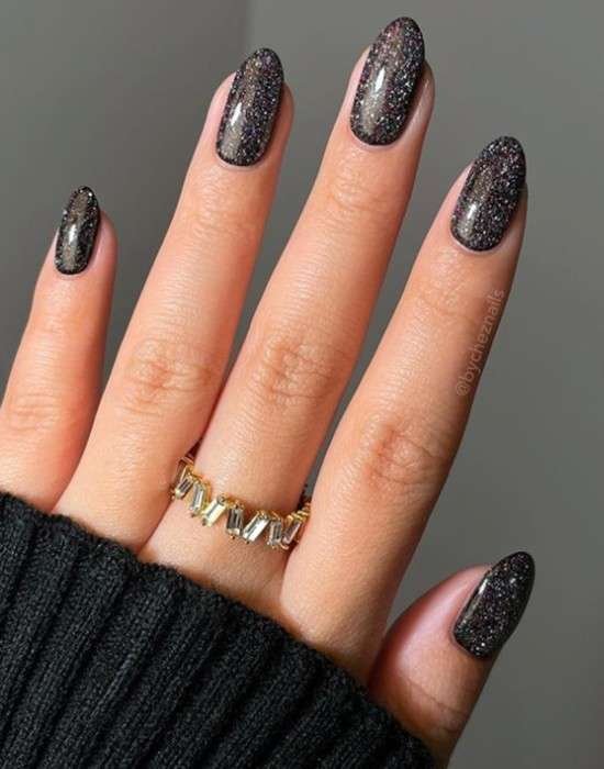Unhas com glitter.