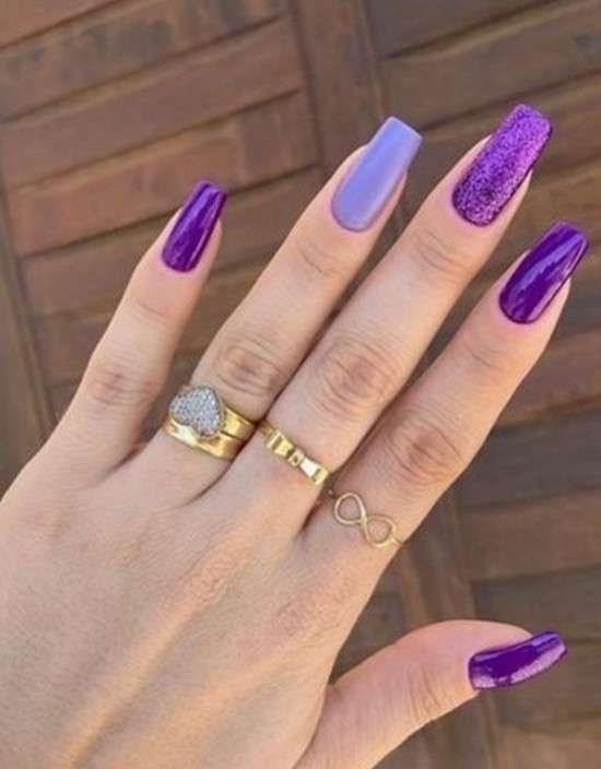 Unhas com glitter.
