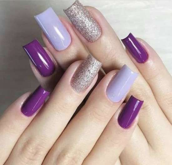 Unhas com glitter roxa e lilás.