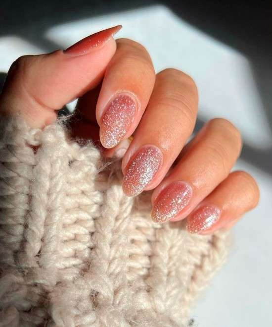 Unhas com glitter.