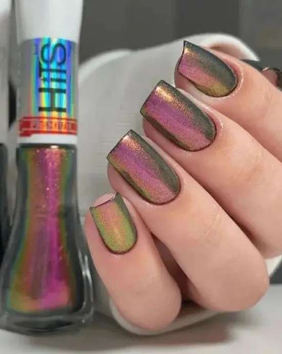 Unhas brilhantes holográficas.