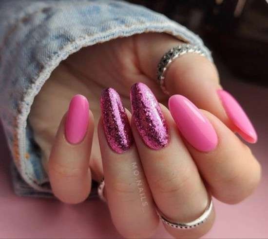 Unhas dia dos namorados com glitter rosa.