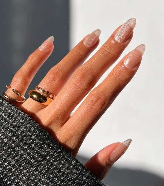 Unhas com purpurina.