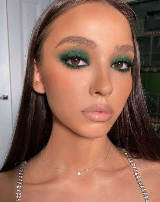 Inspirações de makes sombra verde.