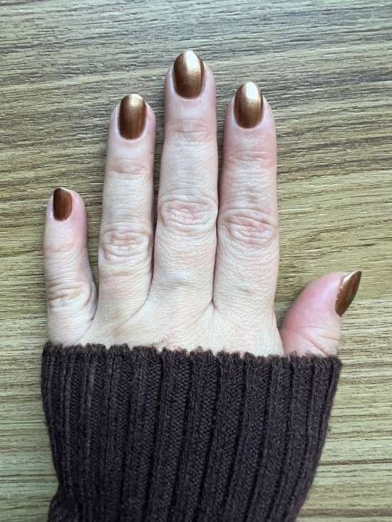 Unhas brilhantes metálicas.
