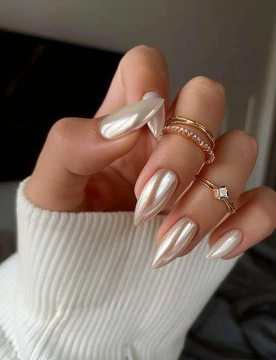 Unhas brilhantes stiletto.