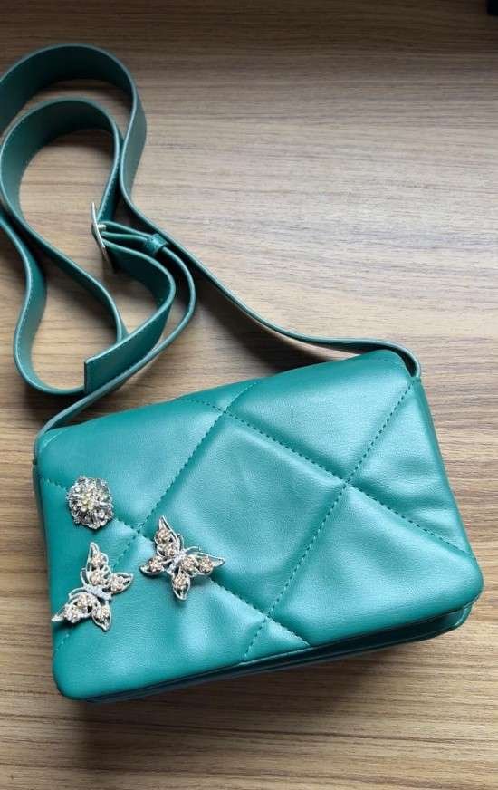 Broche na bolsa.