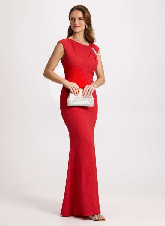 Look de festa com broche.