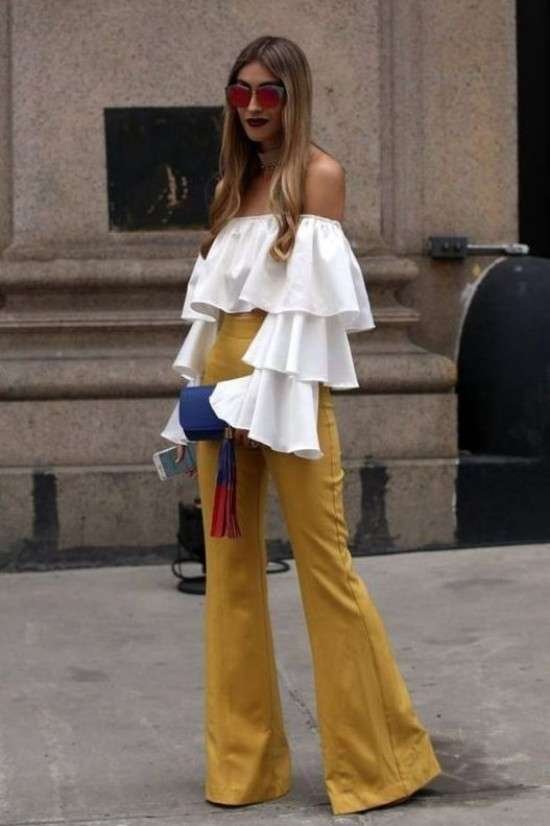 Look com calça flare.