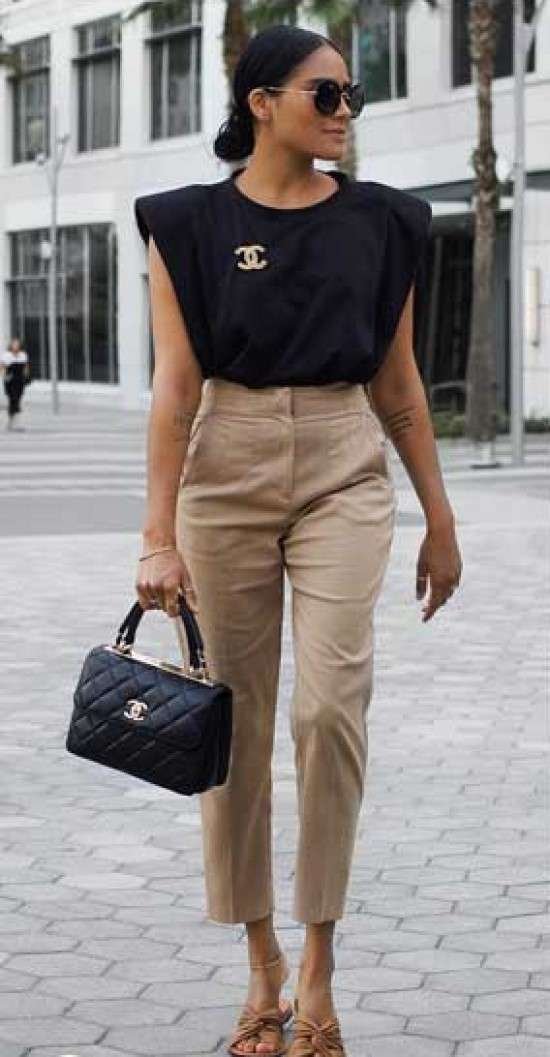 Look com broche.