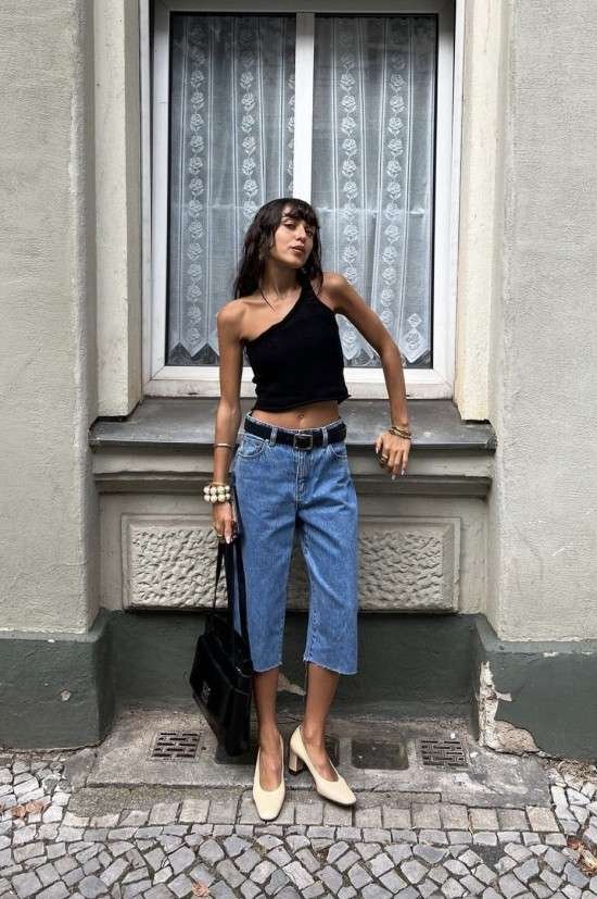 Look com calça capri jeans.