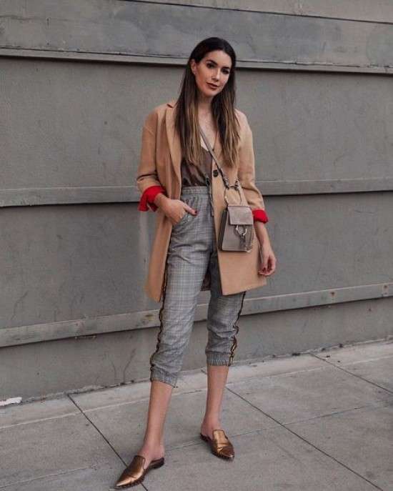 Look com calça capri.