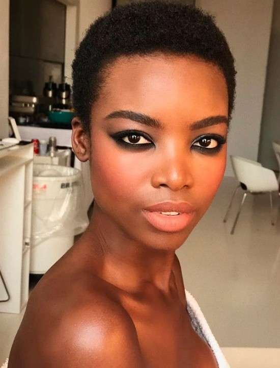 Olho preto esfumado em pele negra.
