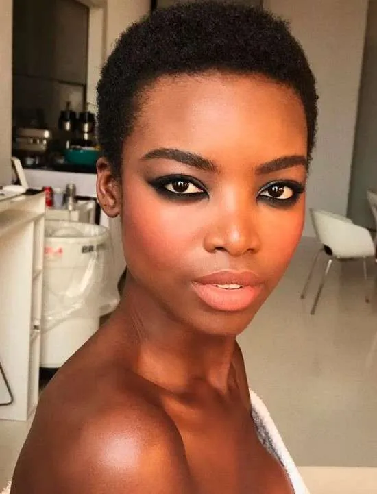 Olho preto esfumado em pele negra.