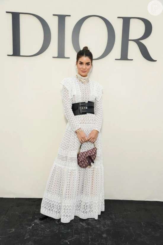 Look com cinto largo.
