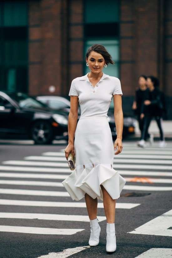 Looks com camisa polo feminina e saia midi assimétrica.