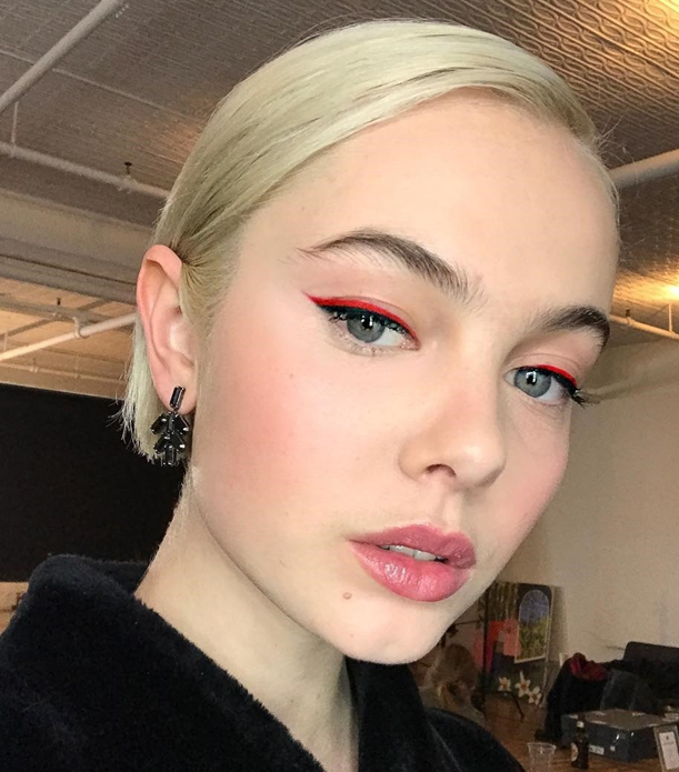 Make com delineador vermelho.