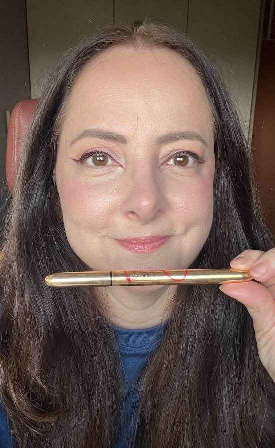 Caneta delineadora Diabo Veste Prada Bordô resenha.